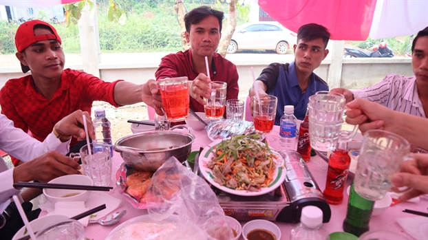 Chuyện lạ ở Bình Phước: đám cưới 50 bàn, không một giọt rượu bia Chuyen la o Binh Phuoc: dam cuoi 50 ban, khong mot giot ruou bia