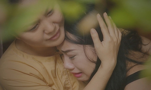 Con gái phát hiện ba xưng chồng với phụ nữ lạ trong điện thoại Con gai phat hien ba xung chong voi phu nu la trong dien thoai