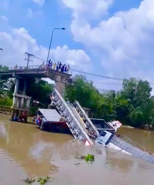 ‘Cầu BOT ở đường làng’ đổ sập khi vừa ngưng thu phí ‘Cau BOT o duong lang’ do sap khi vua ngung thu phi