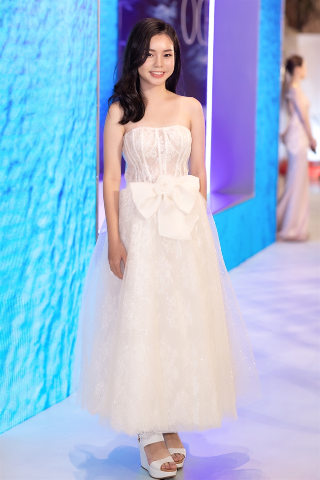 Nhã Phương, Hari Won so kè độ gợi cảm Nha Phuong, Hari Won so ke do goi cam