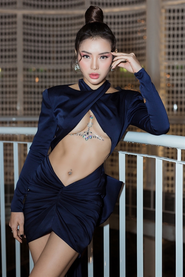 Phương Trinh Jolie gây tranh cãi với đầm lộ nửa ngực Phuong Trinh Jolie gay tranh cai voi dam lo nua nguc