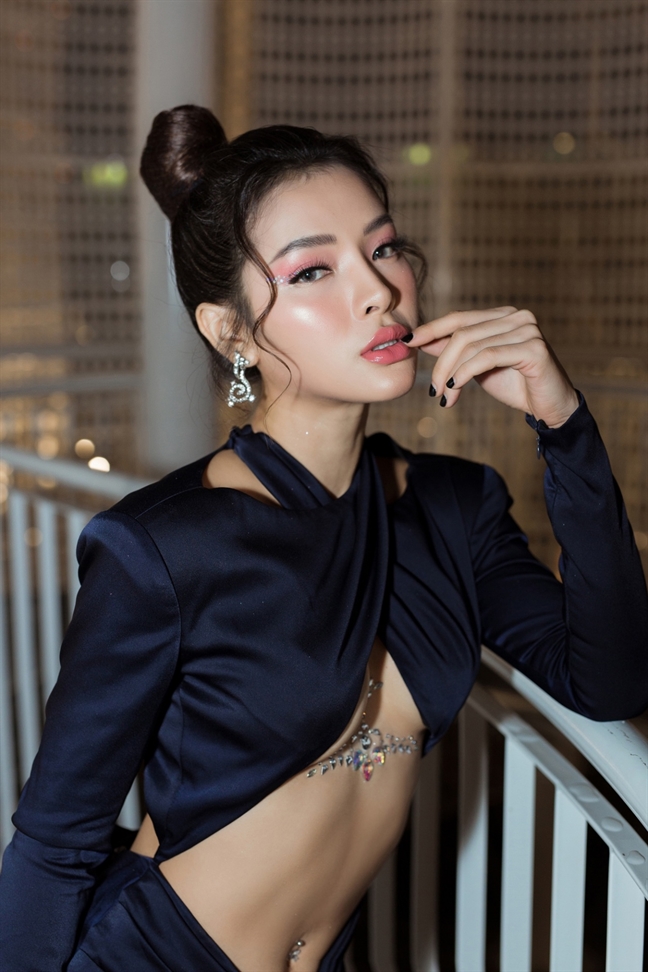 Phương Trinh Jolie gây tranh cãi với đầm lộ nửa ngực Phuong Trinh Jolie gay tranh cai voi dam lo nua nguc