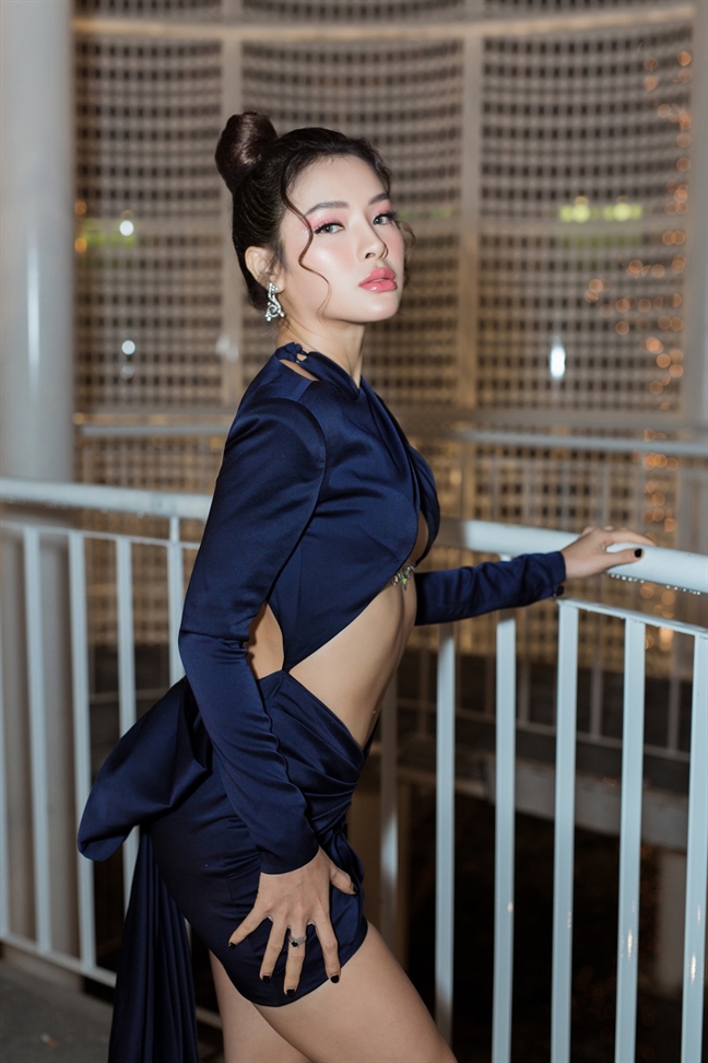 Phương Trinh Jolie gây tranh cãi với đầm lộ nửa ngực Phuong Trinh Jolie gay tranh cai voi dam lo nua nguc