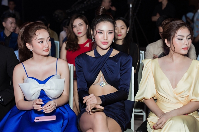 Phương Trinh Jolie gây tranh cãi với đầm lộ nửa ngực Phuong Trinh Jolie gay tranh cai voi dam lo nua nguc