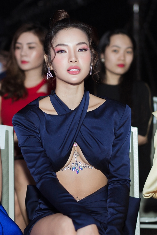Phương Trinh Jolie gây tranh cãi với đầm lộ nửa ngực Phuong Trinh Jolie gay tranh cai voi dam lo nua nguc
