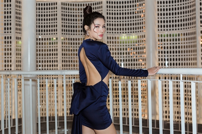 Phương Trinh Jolie gây tranh cãi với đầm lộ nửa ngực Phuong Trinh Jolie gay tranh cai voi dam lo nua nguc