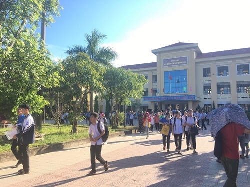 Quảng Bình: Thót tim đi 'canh con' thi lại môn văn lớp 10 Quang Binh: Thot tim di 'canh con' thi lai mon van lop 10