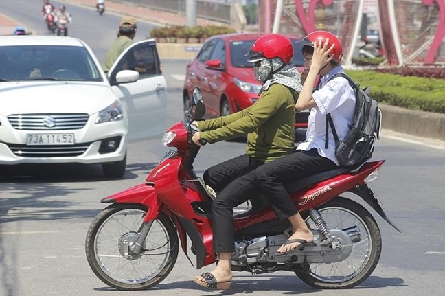 Quảng Bình: Thót tim đi 'canh con' thi lại môn văn lớp 10 Quang Binh: Thot tim di 'canh con' thi lai mon van lop 10