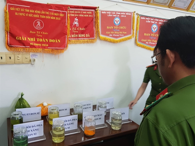 Vụ đại gia xăng dầu Trịnh Sướng: Dùng bột màu để làm xăng giả Vu dai gia xang dau Trinh Suong: Dung bot mau de lam xang gia