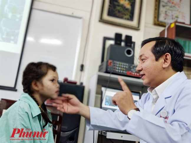 Dân làng ở Quảng Nam tế trâu trị bệnh cho cô bé bị chảy máu mũi liên tục Dan lang o Quang Nam te trau tri benh cho co be bi chay mau mui lien tuc
