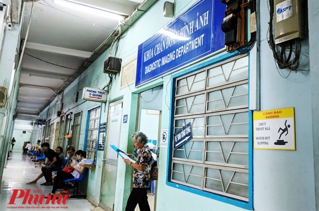 Bệnh viện công đã quá tải còn 'chảy máu chất xám' Bẹnh viẹn cong dã quá tải còn 'chảy máu chát xám'