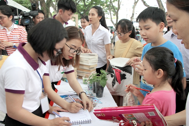 Sống xanh để môi trường ngày càng 'đáng sống' Song xanh de moi truong ngay cang 'dang song'