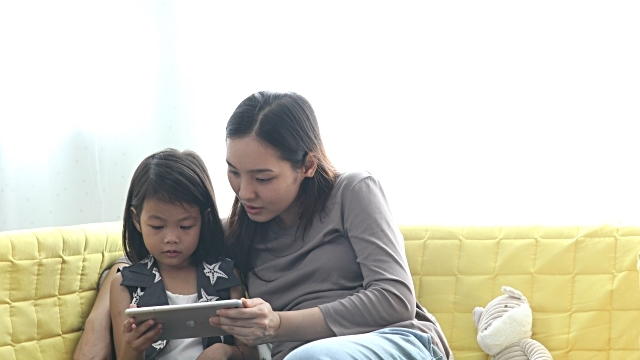 Áy náy khi giao con cho smartphone, thế nhưng... Ay nay khi giao con cho smartphone, the nhung...