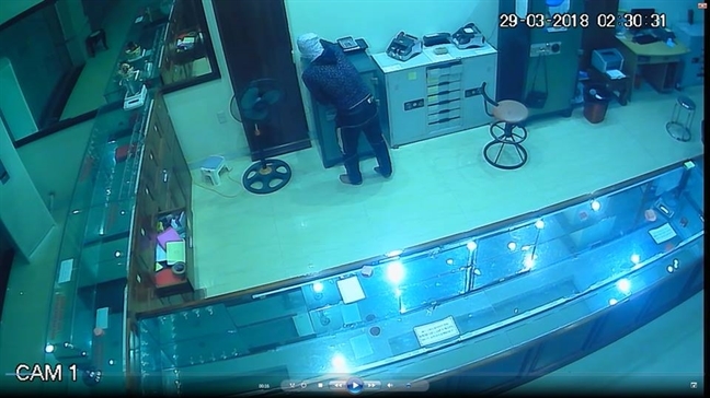 Trộm tài sản trị giá trị 2,7 tỷ đồng tại hai tiệm vàng, không để lại dấu vết vẫn không thoát được Trom tai san tri gia tri 2,7 ty dong tai hai tiem vang, khong de lai dau vet van khong thoat duoc