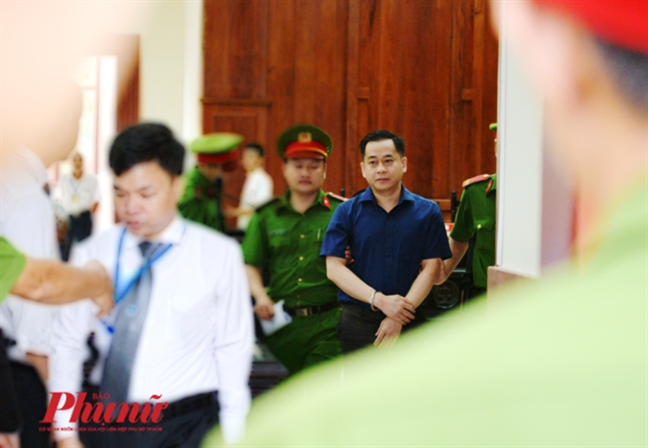 Vũ nhôm bình thản khi nghe tuyên y án 25 năm tù giam Vu nhom binh than khi nghe tuyen y an 25 nam tu giam