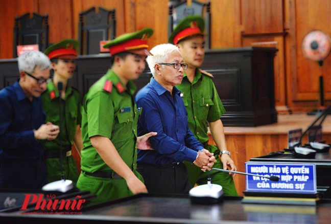 Vũ nhôm bình thản khi nghe tuyên y án 25 năm tù giam Vu nhom binh than khi nghe tuyen y an 25 nam tu giam