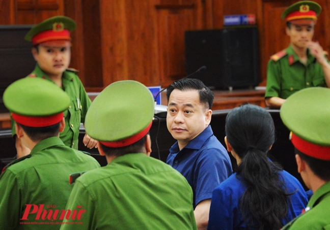 Vũ nhôm bình thản khi nghe tuyên y án 25 năm tù giam Vu nhom binh than khi nghe tuyen y an 25 nam tu giam