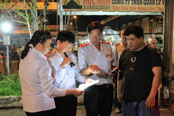 Trắng đêm ngăn dịch tả heo châu Phi vào TP.HCM Trang dem ngan dich ta heo chau Phi vao TP.HCM