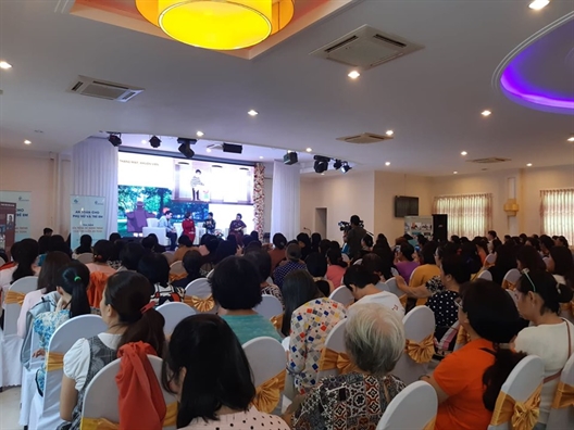Diễn viên Quyền Linh: Con gái từng nhờ ba mua miếng... băng tràn Dien vien Quyen Linh: Con gai tung nho ba mua mieng... bang tran