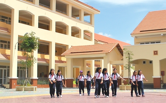 Hiệu trưởng không dạy nhưng vẫn nhận tiền đứng lớp Hieu truong khong day nhung van nhan tien dung lop