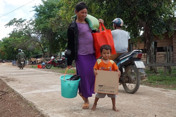 Đi trao quà, các y bác sĩ bất ngờ ra tay đỡ đẻ Di trao qua, cac y bac si bat ngo ra tay do de