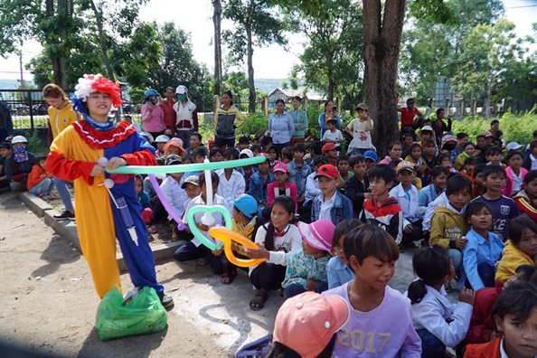 Đi trao quà, các y bác sĩ bất ngờ ra tay đỡ đẻ Di trao qua, cac y bac si bat ngo ra tay do de