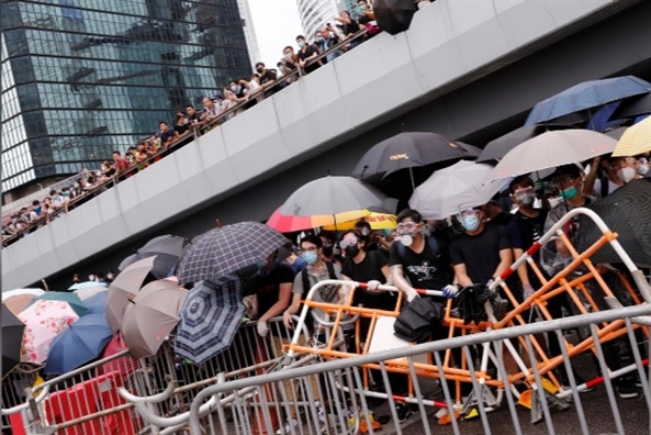 Hàng ngàn người biểu tình gây náo loạn quanh trụ sở chính quyền Hong Kong Hang ngan nguoi bieu tinh gay nao loan quanh tru so chinh quyen Hong Kong