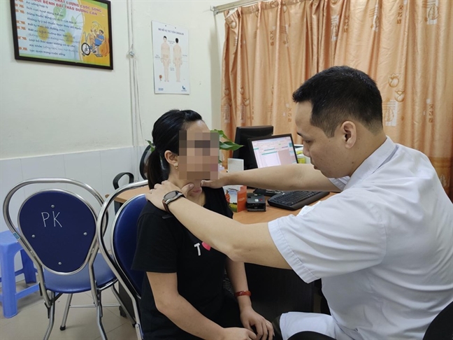 'Thần y' hơ nhang, chọc 'thuốc lạ' vào cổ cô gái trẻ để chữa Basedow 'Than y' ho nhang, choc 'thuoc la' vao co co gai tre de chua Basedow