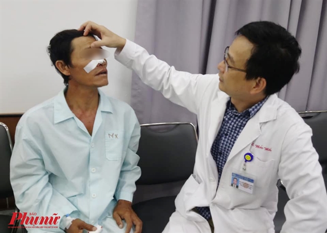 Bị bạn ghim đũa vào hốc mắt 4 năm, người đàn ông không hay biết Bi ban ghim dua vao hoc mat 4 nam, nguoi dan ong khong hay biet