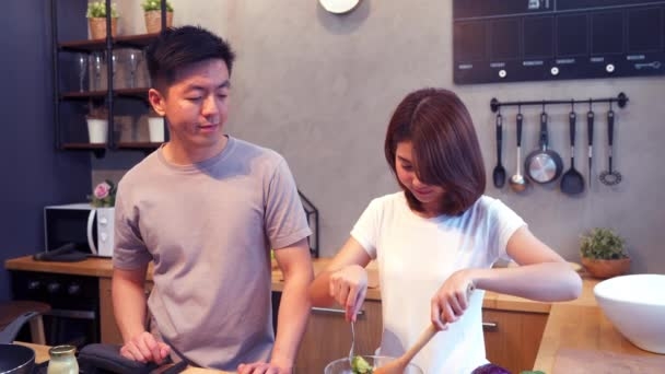 Không 'vác' chuyện ngoài đường về nhà Khong 'vac' chuyen ngoai duong ve nha