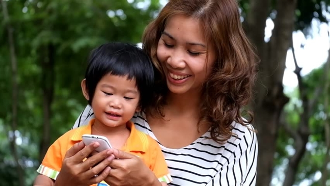 Con cai được điện thoại, mẹ thì không Con cai duoc dien thoai, me thi khong
