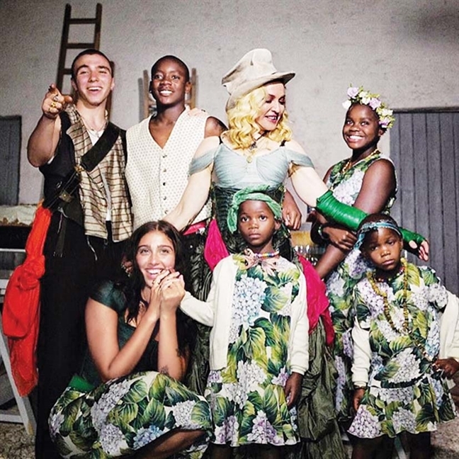 Madonna: Tình yêu của người mẹ trong vầng hào quang nữ hoàng Madonna: Tinh yeu cua nguoi me trong vang hao quang nu hoang
