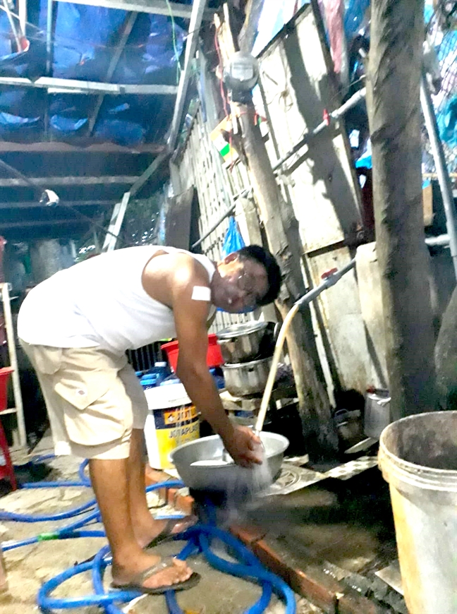 Giữa Sài Gòn, cả trăm hộ dân triền miên dùng nước bẩn Giua Sai Gon, ca tram ho dan trien mien dung nuoc ban