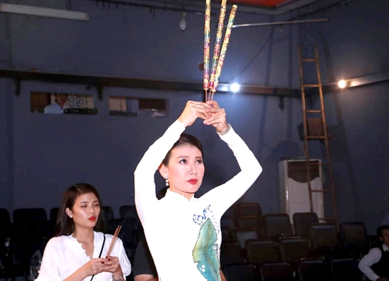 'Bà bầu' sân khấu và những giọt nước mắt sau cánh gà 'Ba bau' san khau va nhung giot nuoc mat sau canh ga