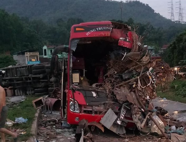 Chạy đua với 'thần chết' để cứu các nạn nhân trong vụ tai nạn làm 34 người thương vong Chay dua voi 'than chet' de cuu cac nan nhan trong vu tai nan lam 34 nguoi thuong vong