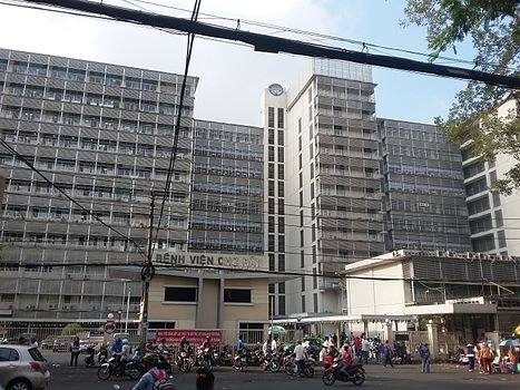 Bệnh viện Chợ Rẫy đình chỉ 2 nhân viên khoan cẳng chân cho bệnh nhân gãy đốt sống ngực Benh vien Cho Ray dinh chi 2 nhan vien khoan cang chan cho benh nhan gay dot song nguc