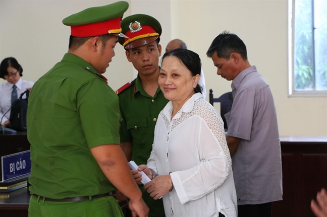 Người phụ nữ chăn nuôi heo, lừa đảo hơn 80 tỉ đồng cười tươi khi lãnh án chung thân Nguoi phu nu chan nuoi heo, lua dao hon 80 ti dong cuoi tuoi khi lanh an chung than