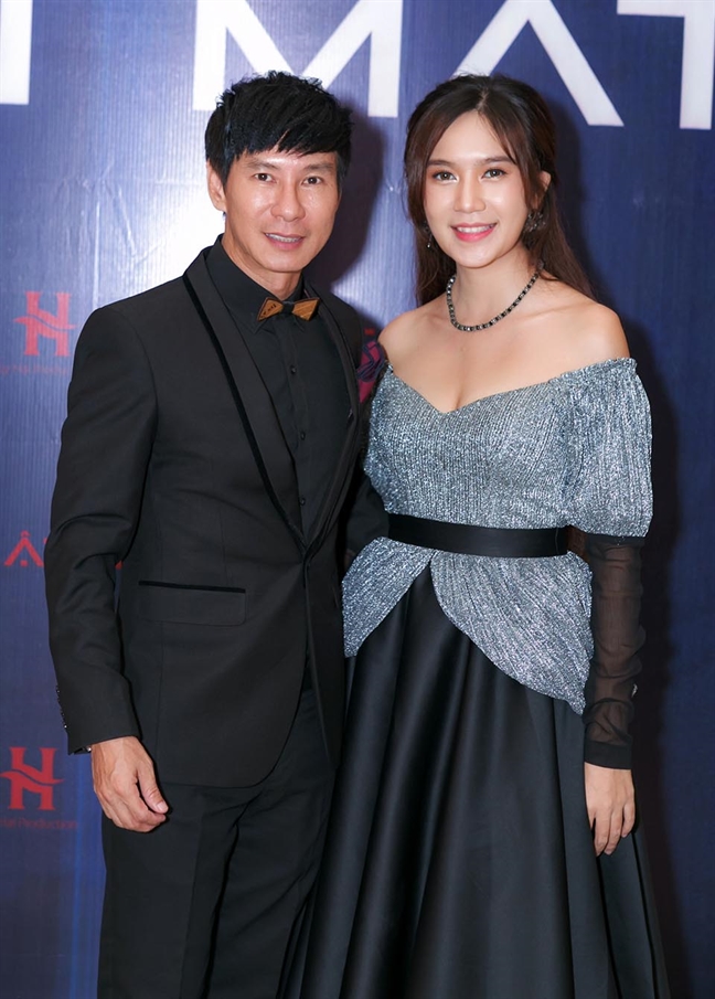 Thời trang của các cặp 'đũa lệch' đẹp đôi Vbiz Thoi trang cua cac cap 'dua lech' dep doi Vbiz