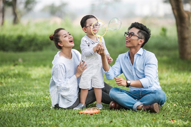 Thời trang của các cặp 'đũa lệch' đẹp đôi Vbiz Thoi trang cua cac cap 'dua lech' dep doi Vbiz