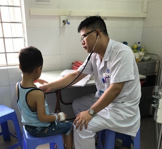Mẹ đang đăng ký học bơi, con vội nhảy xuống hồ, đuối nước suýt chết Me dang dang ky hoc boi, con voi nhay xuong ho, duoi nuoc suyt chet