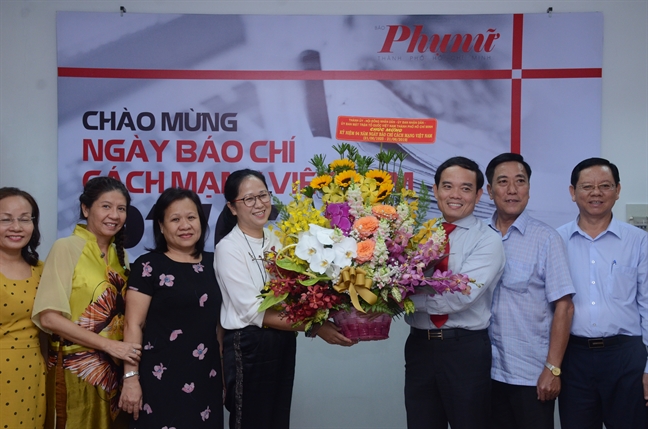 Phó bí thư Thường trực Thành ủy TP.HCM thăm, chúc mừng Báo Phụ Nữ TP.HCM Pho bi thu Thuong truc Thanh uy TP.HCM tham, chuc mung Bao Phu Nu TP.HCM