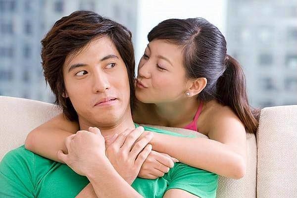 Chồng gai người khi vợ bỗng nhiên ngọt ngào Chong gai nguoi khi vo bong nhien ngot ngao