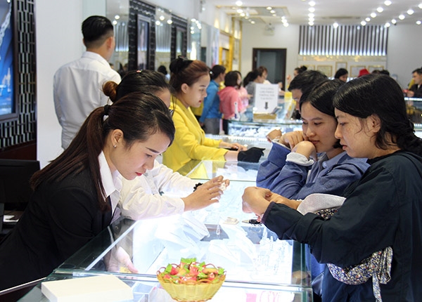Giá vàng tăng phi mã, nhiều người ôm vàng đem bán Gia vang tang phi ma, nhieu nguoi om vang dem ban