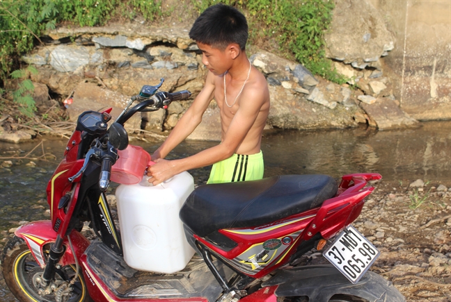 Giếng nước trơ đáy, hàng trăm gia đình khổ sở vào khe suối lấy nước về dùng Gieng nuoc tro day, hang tram gia dinh kho so vao khe suoi lay nuoc ve dung