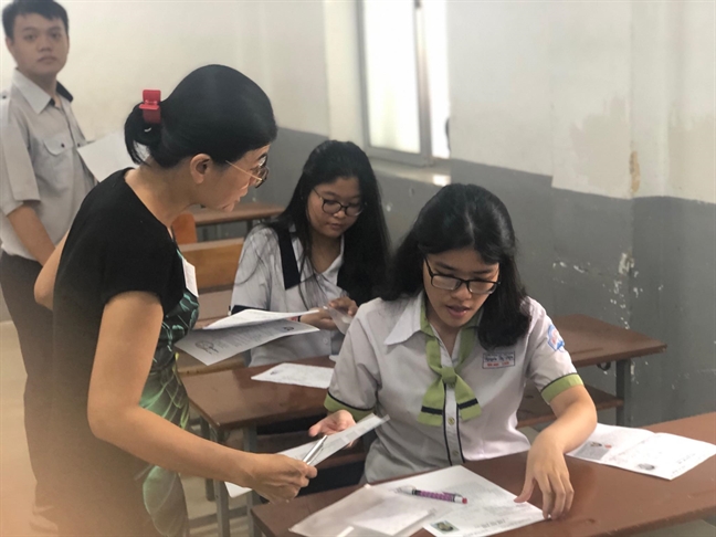 Hơn 71.000 thí sinh Sài Gòn đội mưa làm thủ tục dự thi THPT quốc gia Hon 71.000 thi sinh Sai Gon doi mua lam thu tuc du thi THPT quoc gia