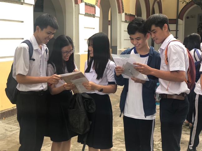 Hơn 71.000 thí sinh Sài Gòn đội mưa làm thủ tục dự thi THPT quốc gia Hon 71.000 thi sinh Sai Gon doi mua lam thu tuc du thi THPT quoc gia