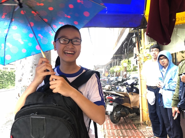Hơn 71.000 thí sinh Sài Gòn đội mưa làm thủ tục dự thi THPT quốc gia Hon 71.000 thi sinh Sai Gon doi mua lam thu tuc du thi THPT quoc gia