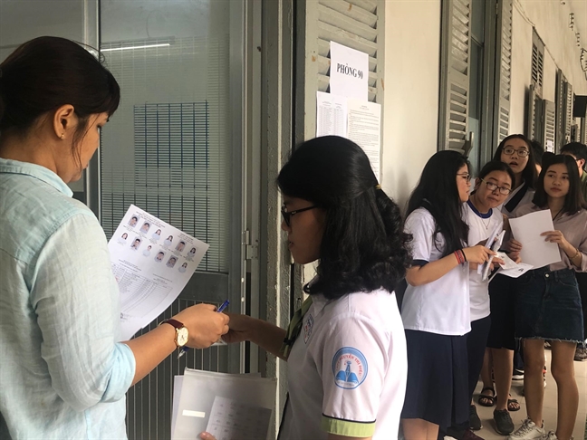 Hơn 71.000 thí sinh Sài Gòn đội mưa làm thủ tục dự thi THPT quốc gia Hon 71.000 thi sinh Sai Gon doi mua lam thu tuc du thi THPT quoc gia