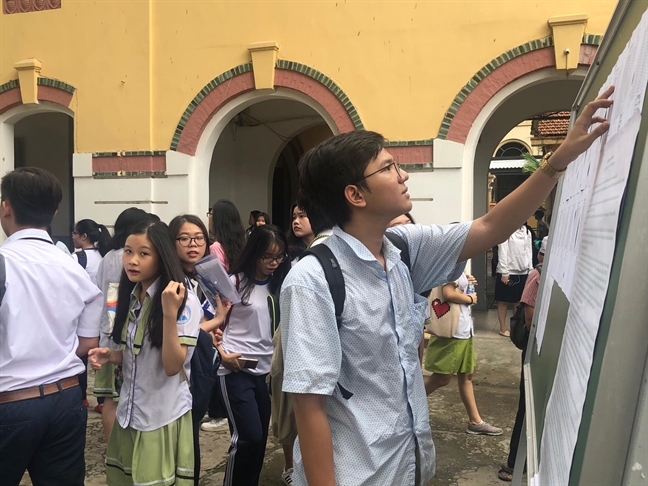 Hơn 71.000 thí sinh Sài Gòn đội mưa làm thủ tục dự thi THPT quốc gia Hon 71.000 thi sinh Sai Gon doi mua lam thu tuc du thi THPT quoc gia