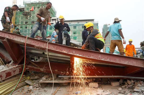 Bất ngờ tìm thấy hai người sống sót sau hơn 48 giờ vùi dưới đống đổ nát Bat ngo tim thay hai nguoi song sot sau hon 48 gio vui duoi dong do nat